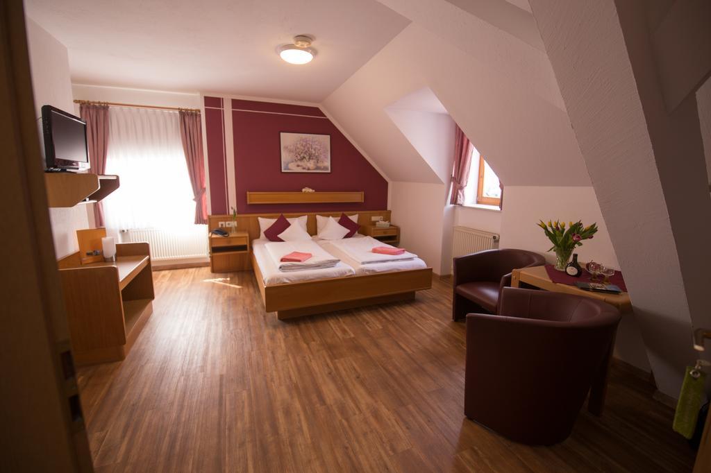 Hotel Garni Zum Hirschen Iphofen Exteriör bild